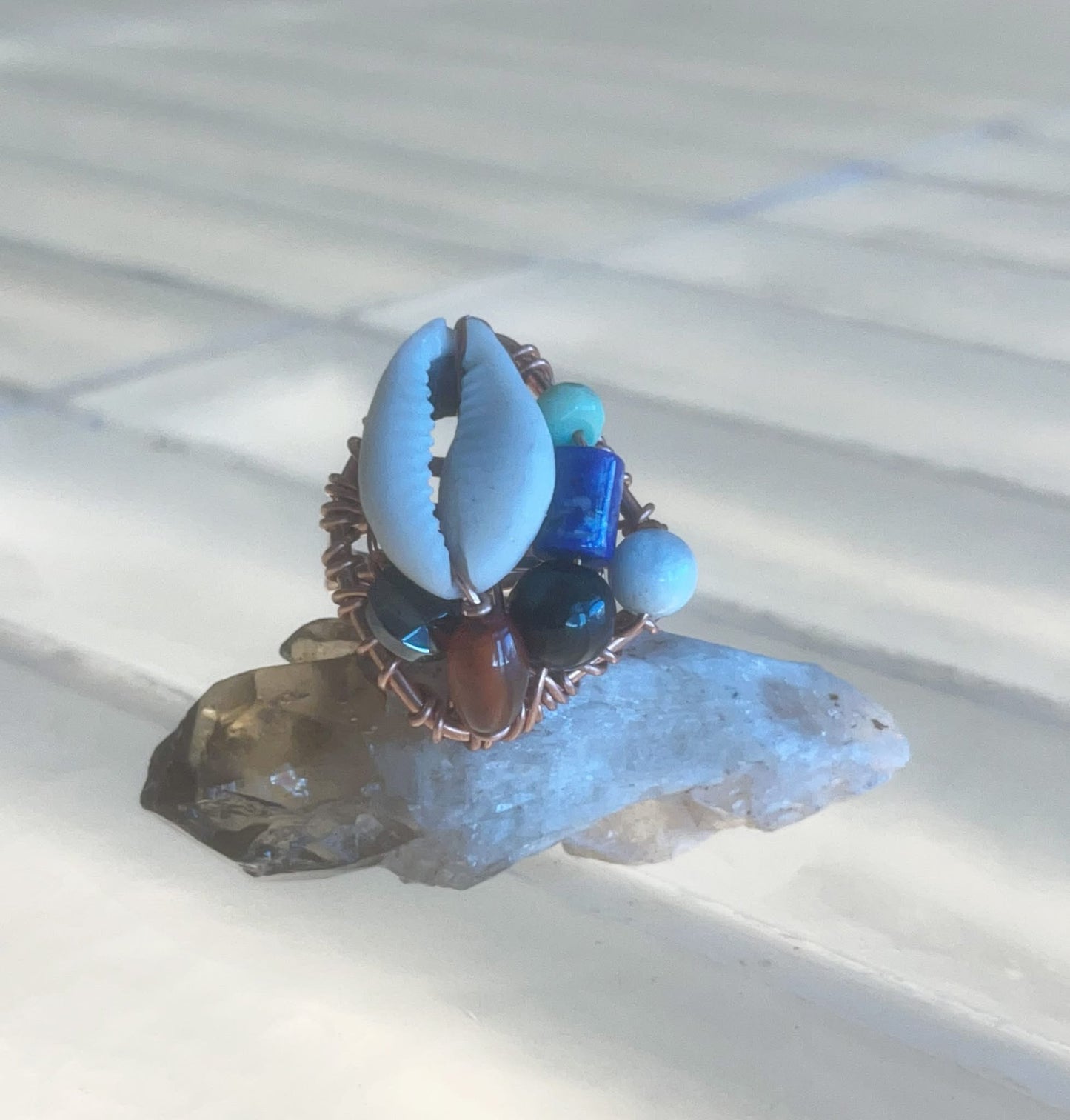 COWRIE SHELL+MULTI STONE PARTY RING IN COPPER