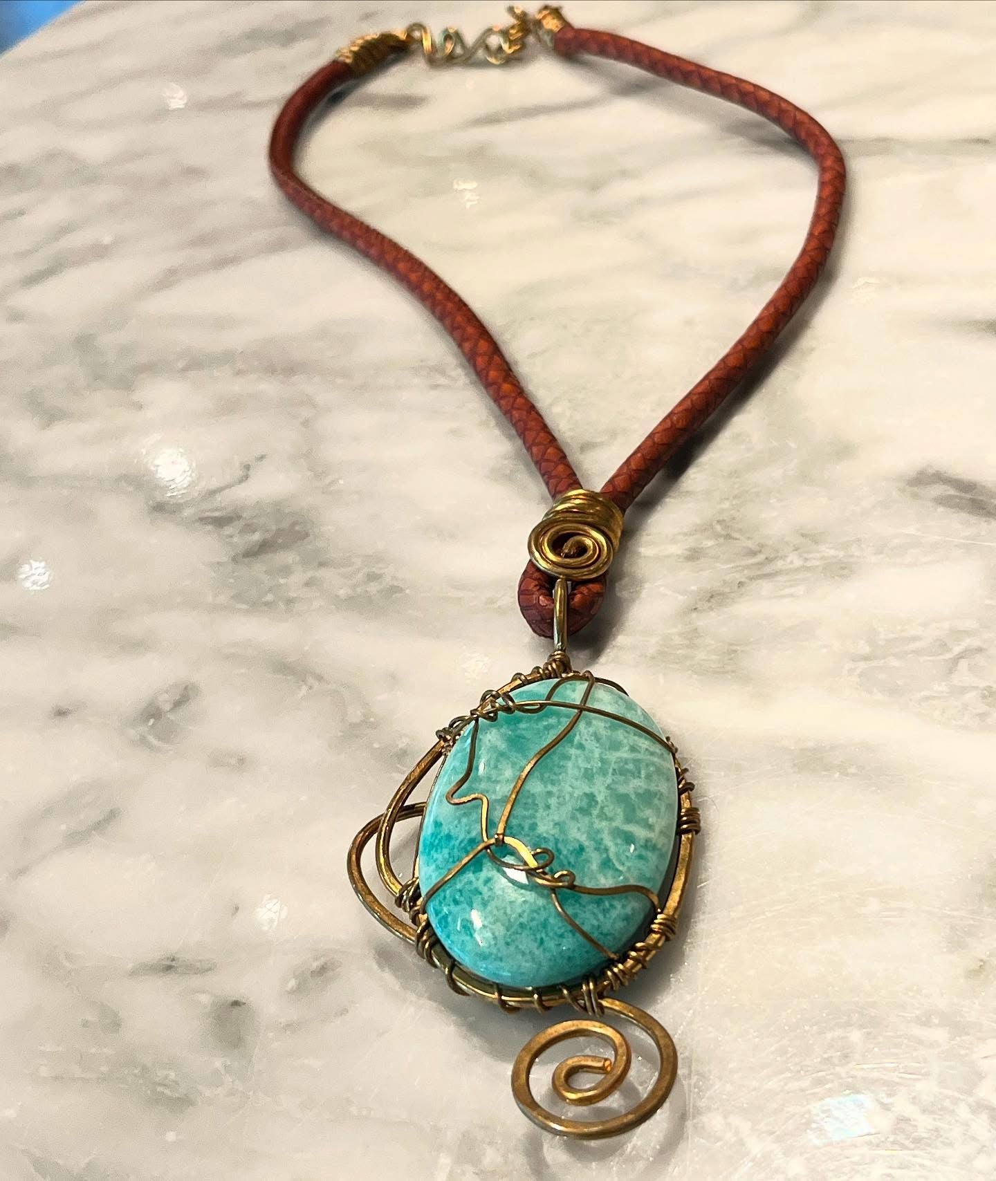 AMAZONITE NECKLACE IN BRONZE+LEATHER