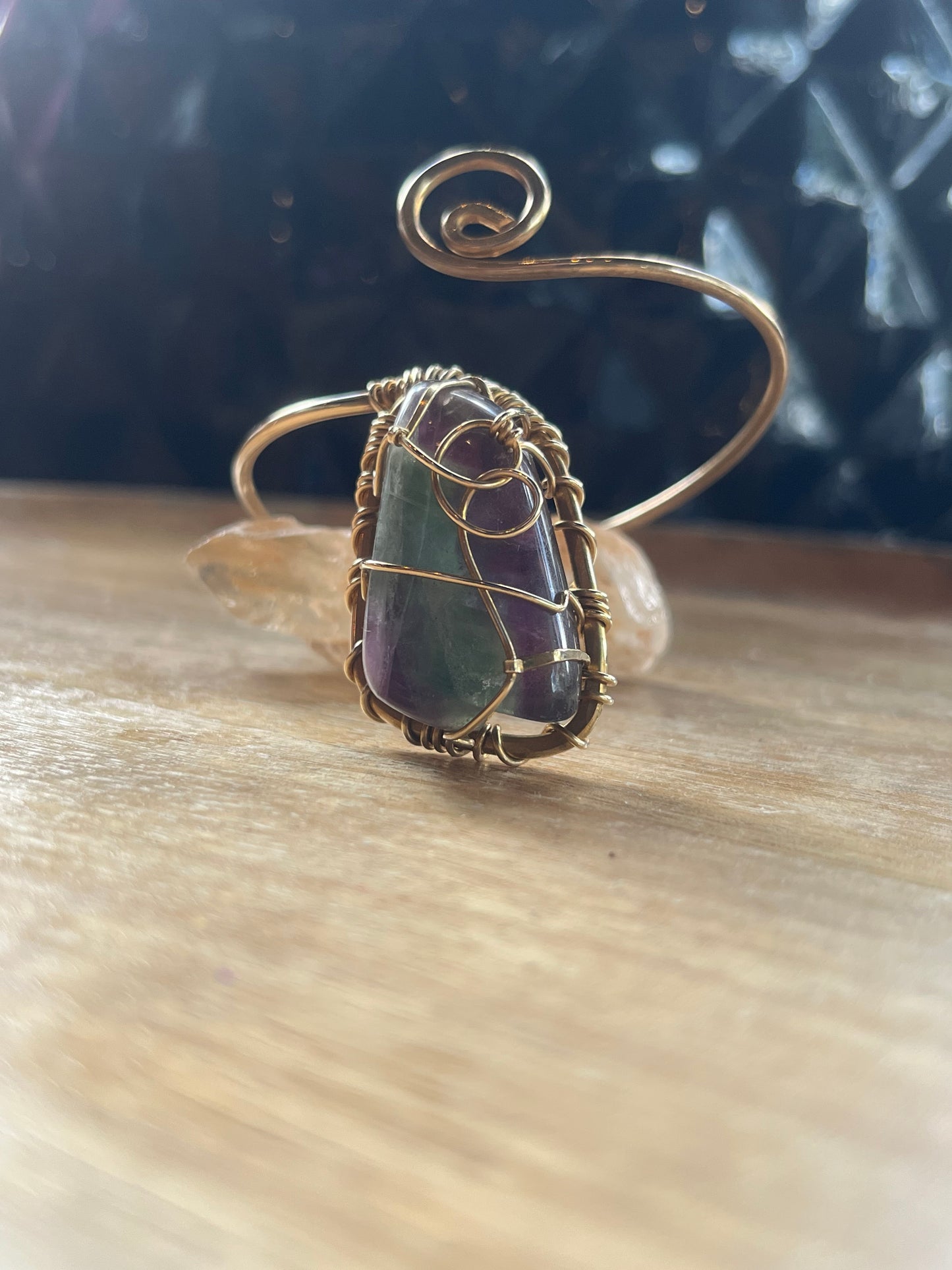 ELEGANT FLOURITE SWIRL WRAP BRACELET IN BRONZE