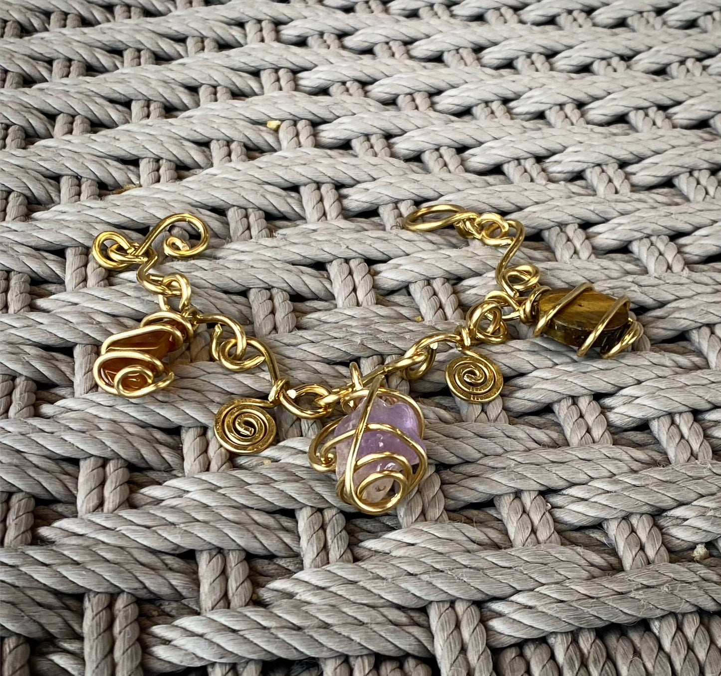 BRONZE+AGATE+TIGERS EYE+AMETHYST CHARM BRACELET