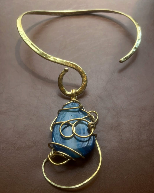 BLUE AGATE S-WAVE NECKLACE IN BRONZE+BRASS
