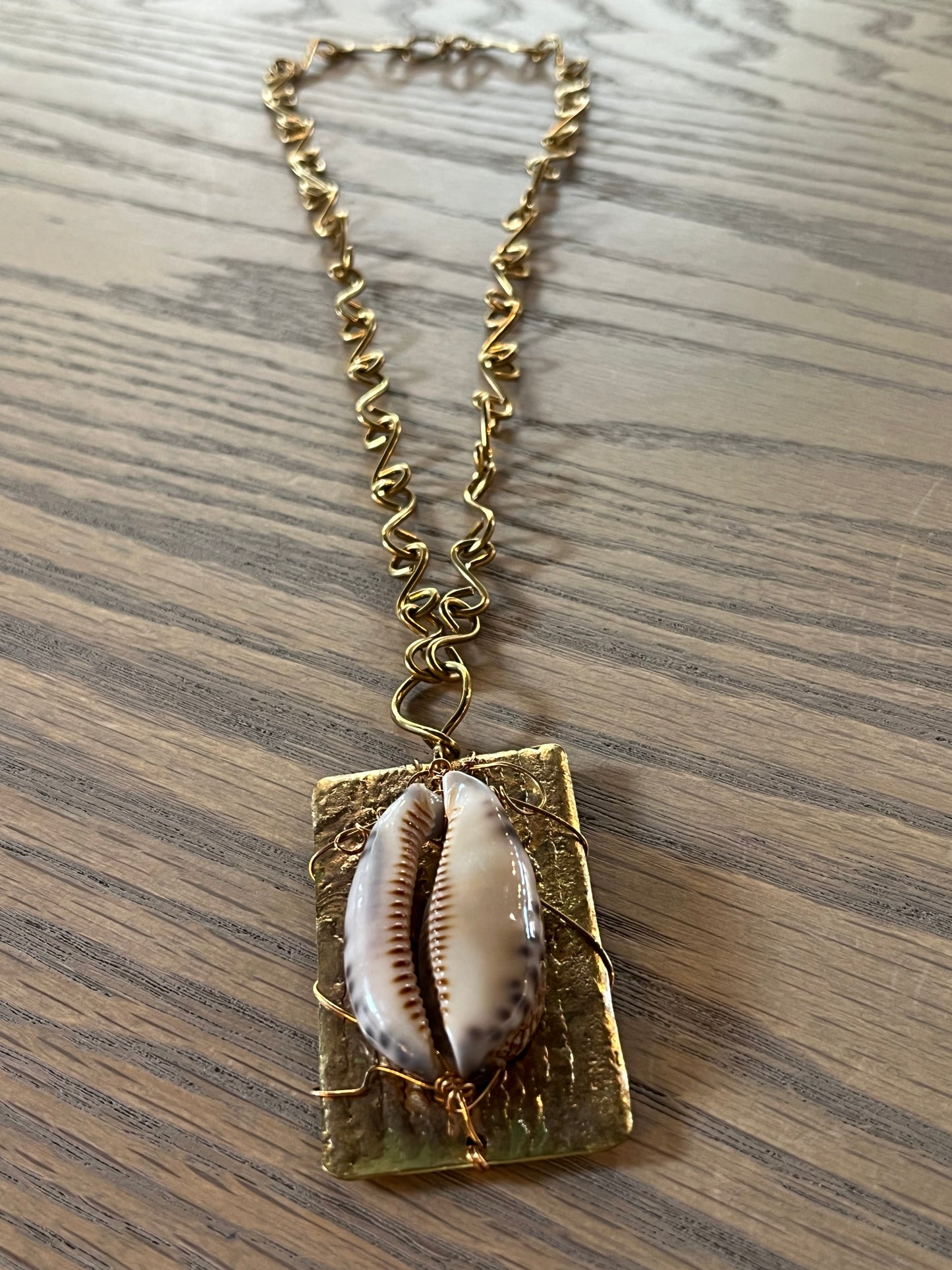 LARGE COWRIE SHELL NECKLACE IN BRONZE