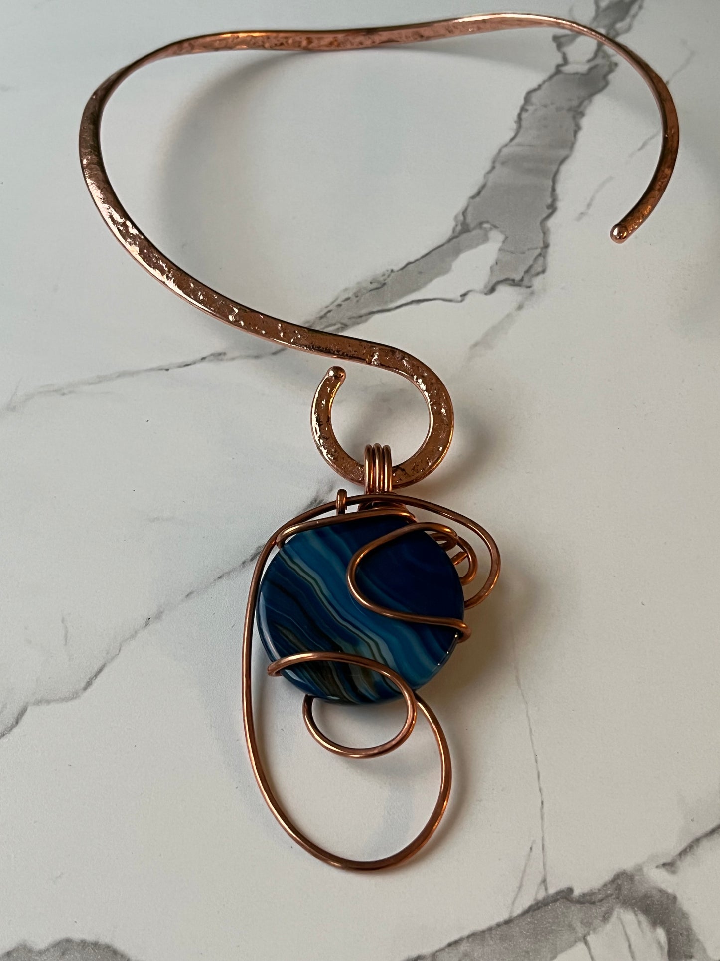 BLUE AGATE S-WAVE NECKLACE IN COPPER