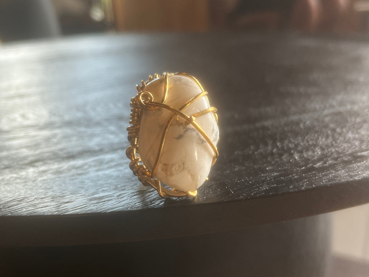 HOWLITE RING IN BRONZE