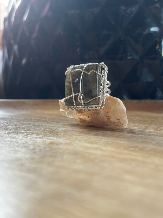 LABRADORITE RING IN SILVER