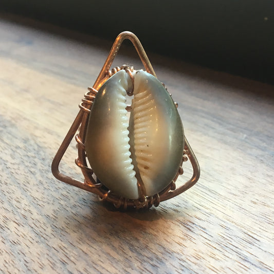 TRIANGULAR COPPER+COWRIE SHELL RING